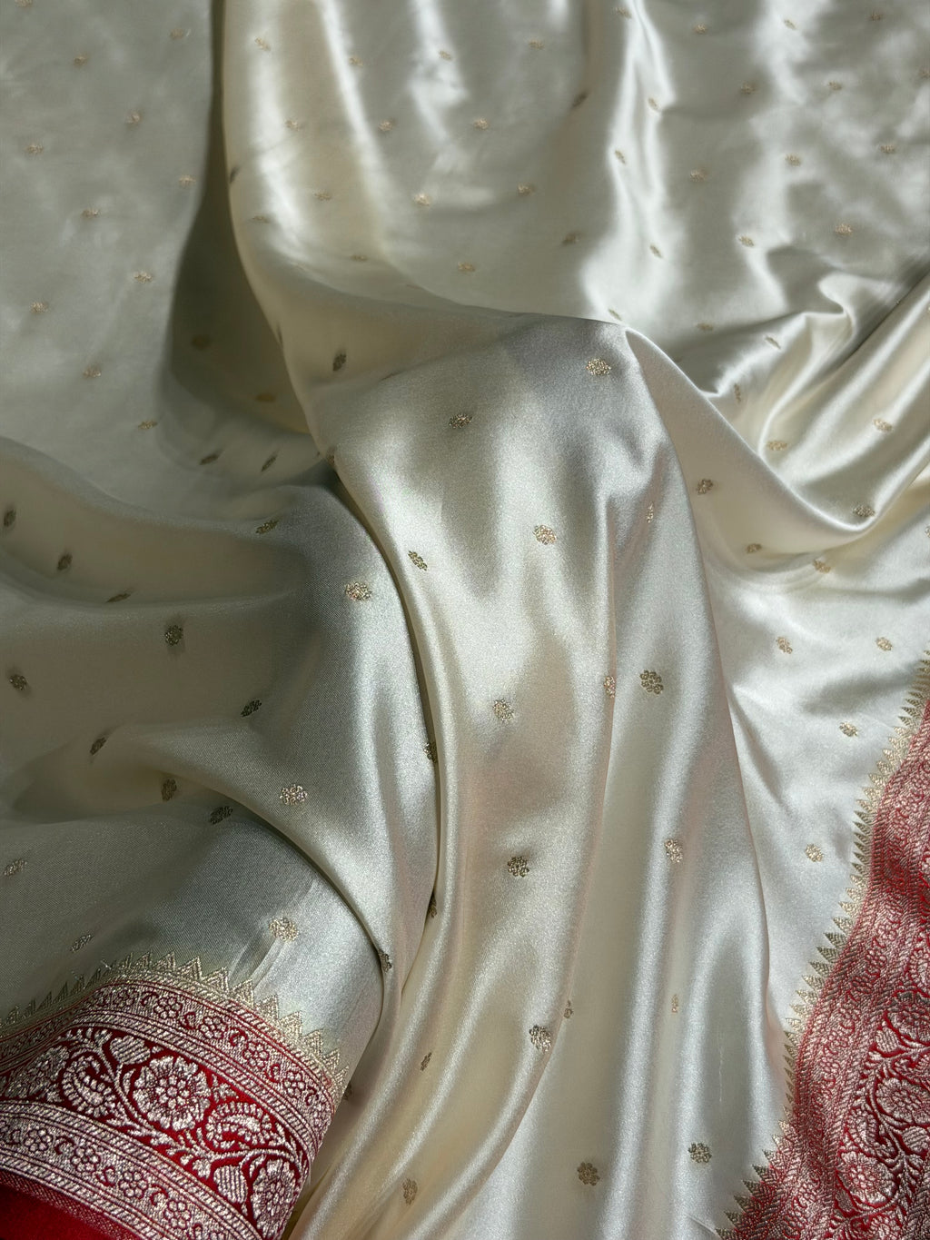 Banarasi Mashru Satin Silk Saree Floral Jaal Pattern In Contrast Cream with Red Shades MSC13