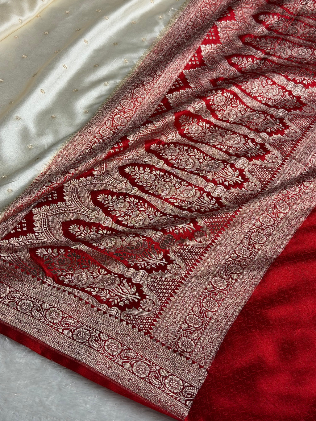 Banarasi Mashru Satin Silk Saree Floral Jaal Pattern In Contrast Cream with Red Shades MSC13