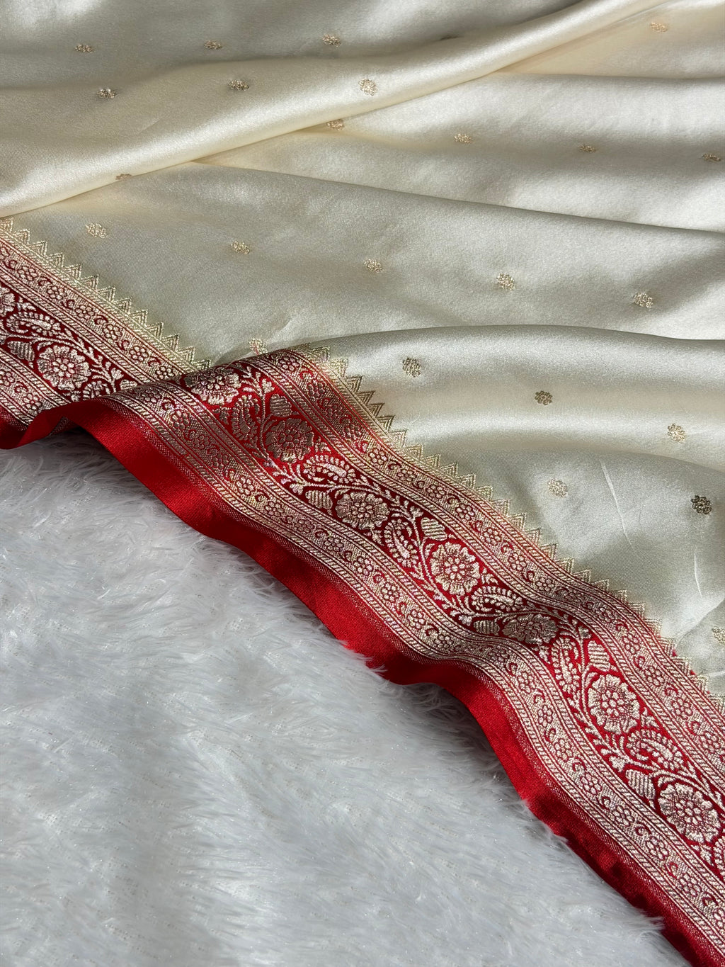 Banarasi Mashru Satin Silk Saree Floral Jaal Pattern In Contrast Cream with Red Shades MSC13