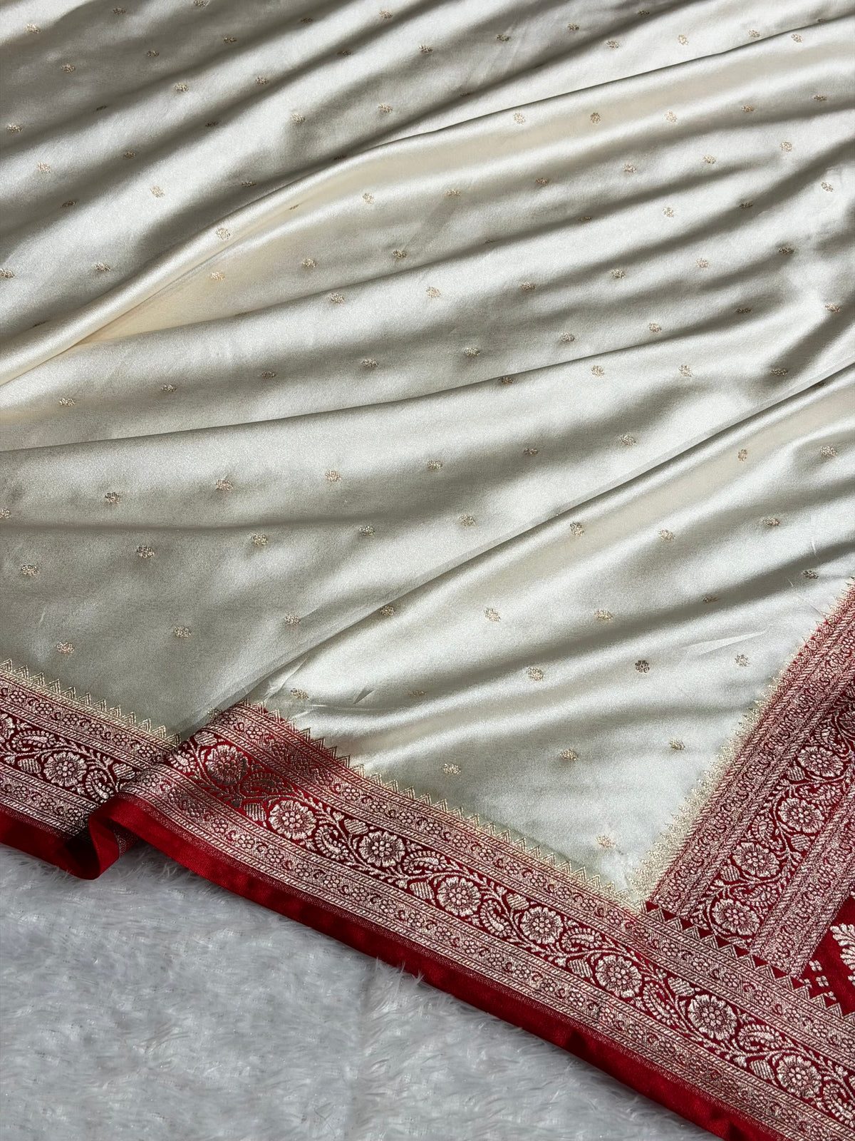 Banarasi Mashru Satin Silk Saree Floral Jaal Pattern In Contrast Cream with Red Shades MSC13