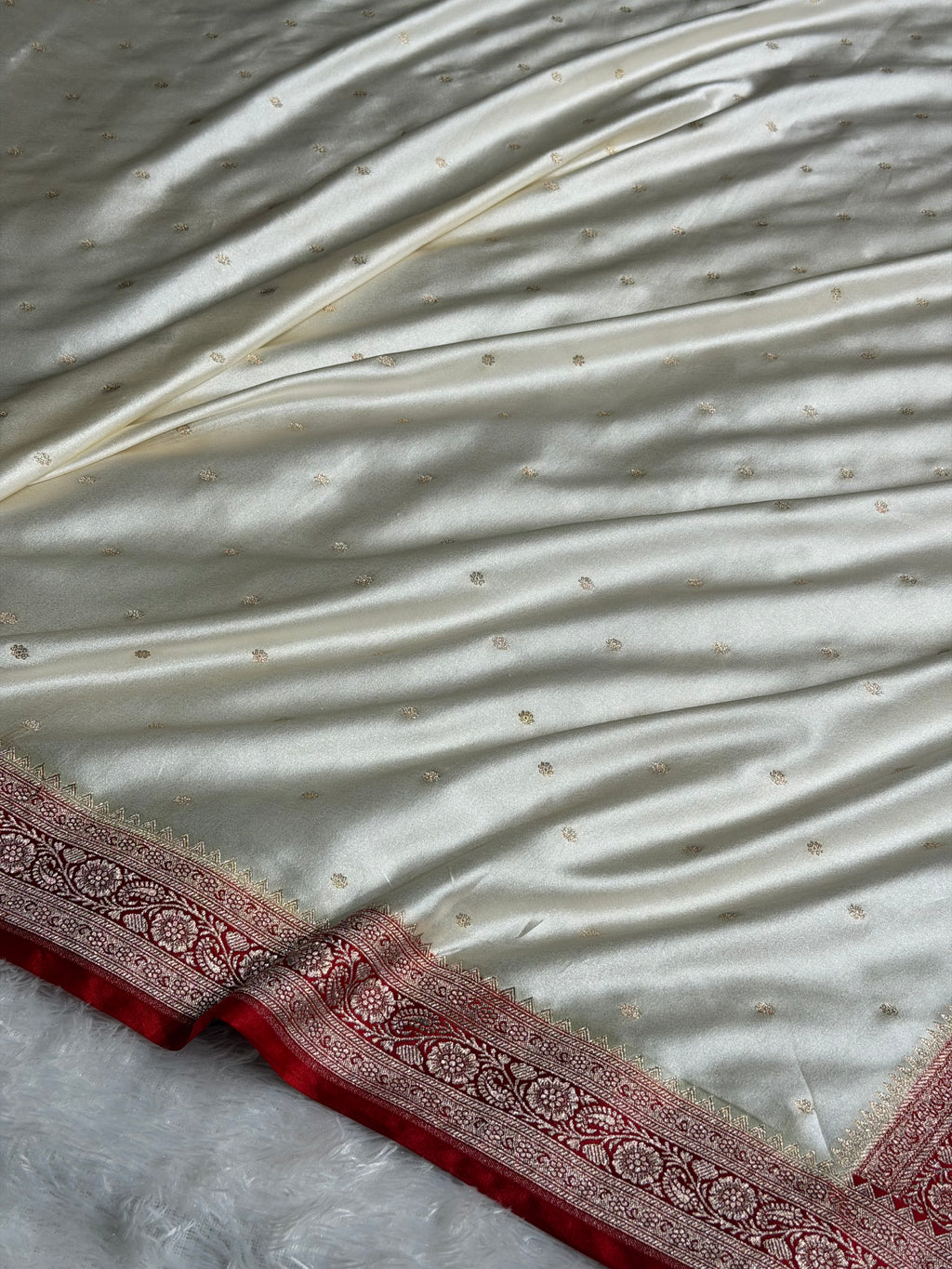 Banarasi Mashru Satin Silk Saree Floral Jaal Pattern In Contrast Cream with Red Shades MSC13