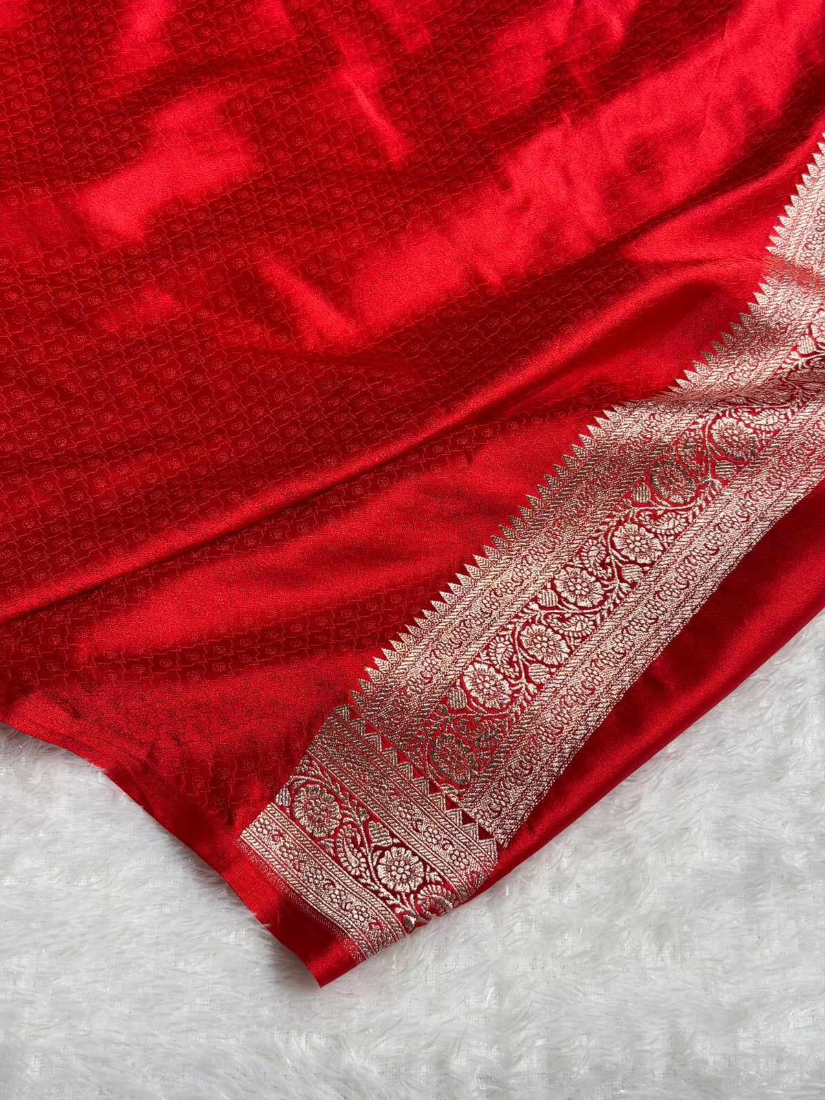 Banarasi Mashru Satin Silk Saree Floral Jaal Pattern In Contrast Cream with Red Shades MSC13