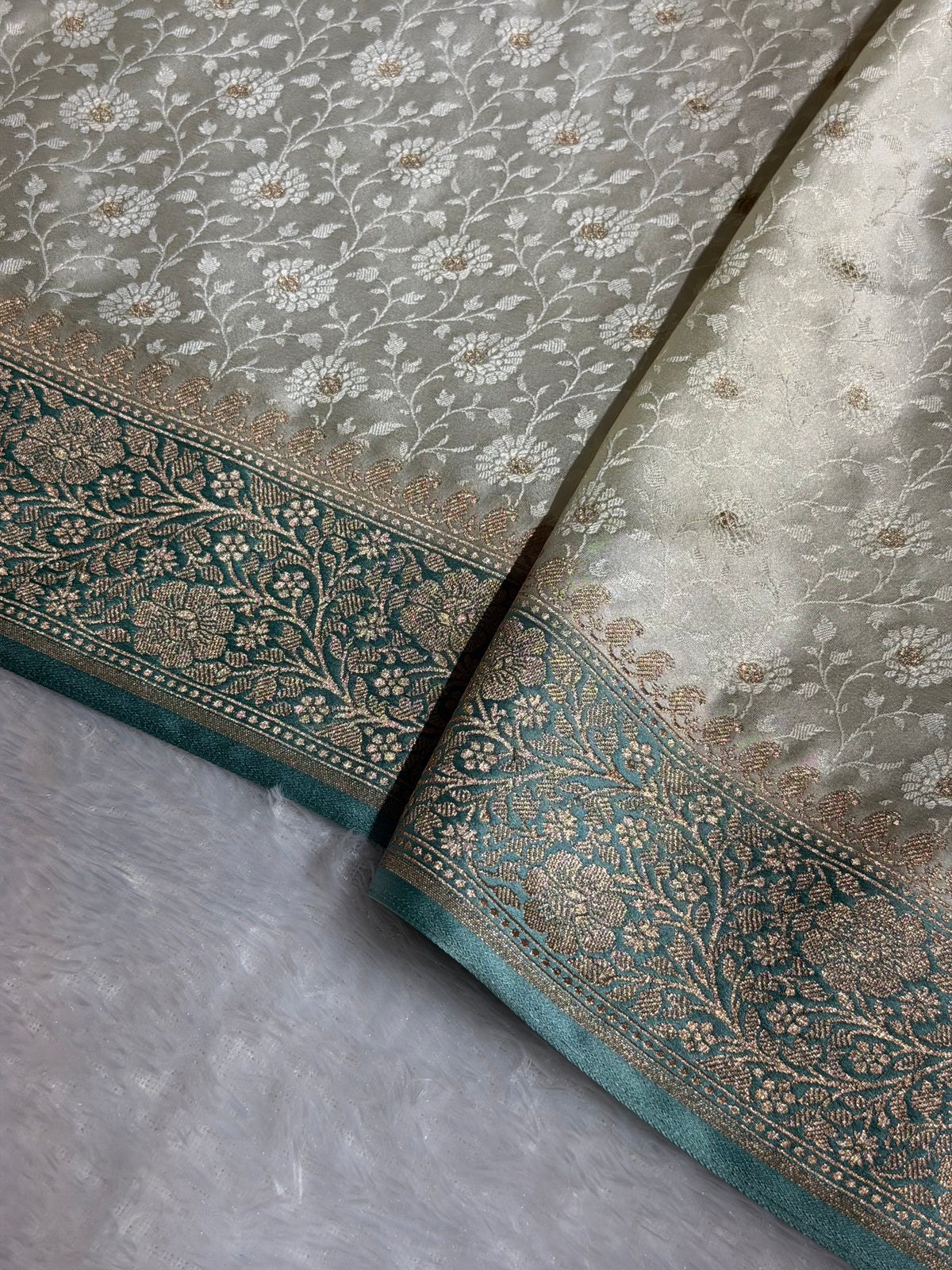 Banarasi Mashru Satin Silk Saree Tanchoi  Pattern Contrast Light Pista & Sea Green Shades MSC04
