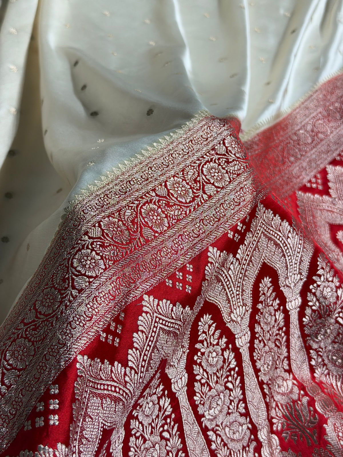 Banarasi Mashru Satin Silk Saree Floral Jaal Pattern In Contrast Cream with Red Shades MSC13