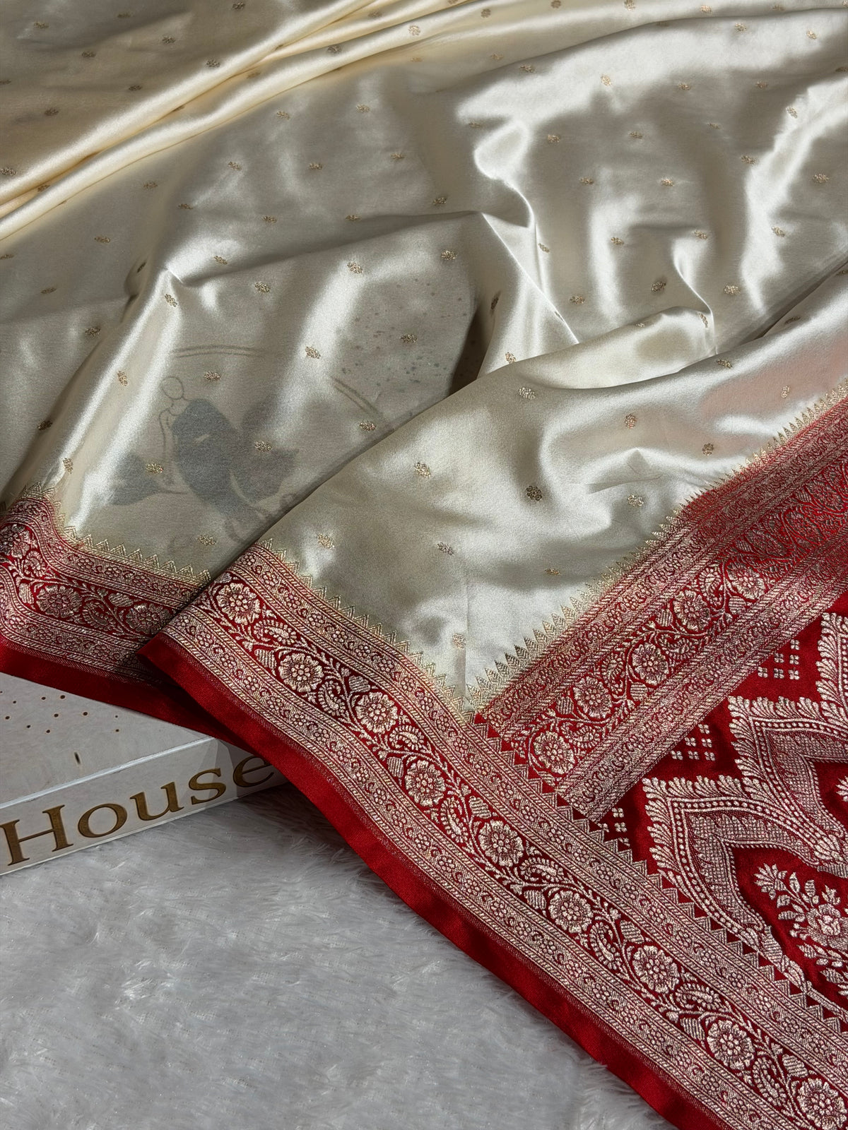 Banarasi Mashru Satin Silk Saree Floral Jaal Pattern In Contrast Cream with Red Shades MSC13