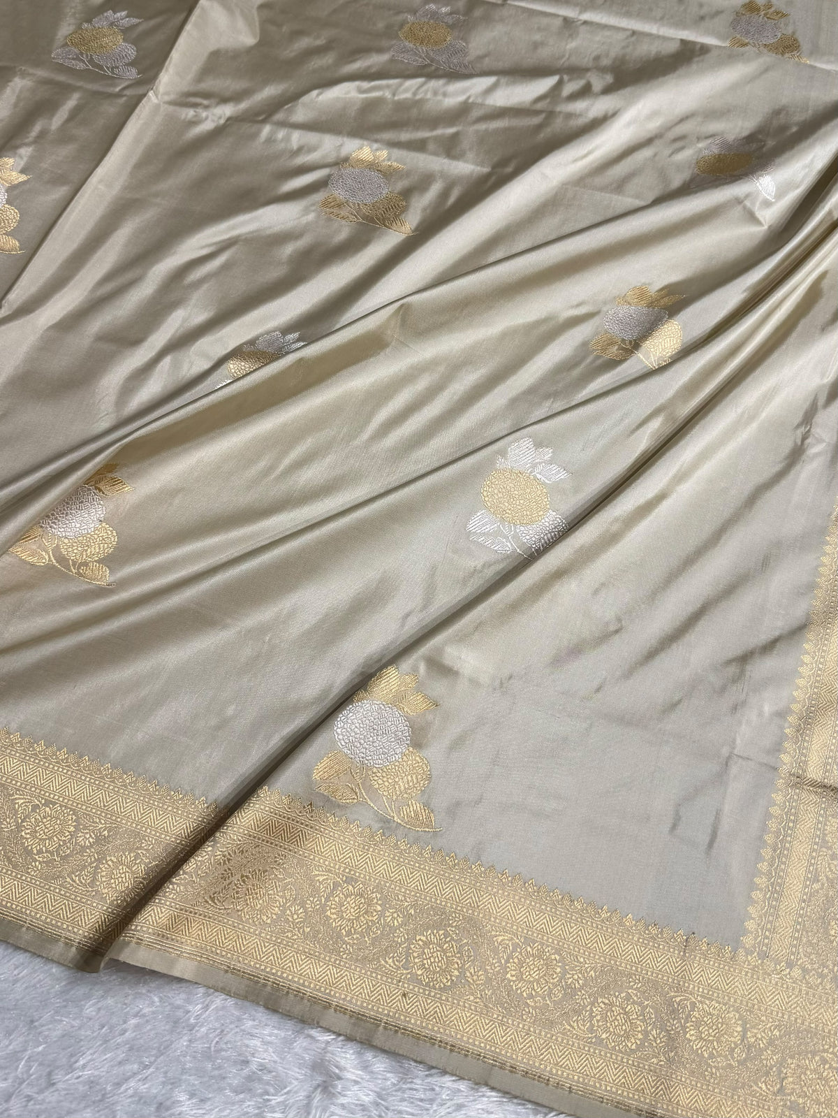 Banarasi Pure Katan Silk Saree Handwoven Kaduwa Boota Pattern with Minakari work in Beige Shades PKH03