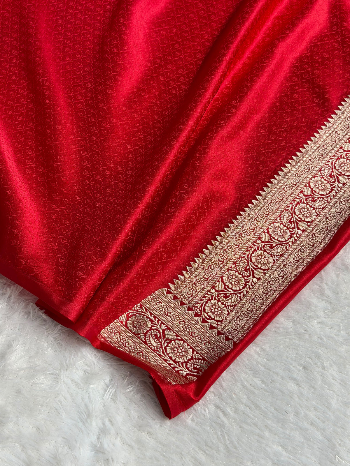 Banarasi Mashru Satin Silk Saree Floral Jaal Pattern In Red Shades MSC13
