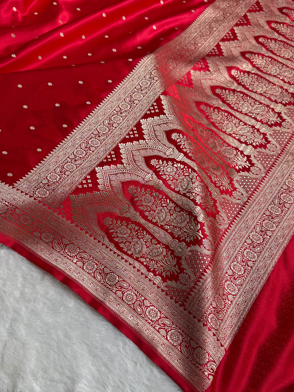 Banarasi Mashru Satin Silk Saree Floral Jaal Pattern In Red Shades MSC13